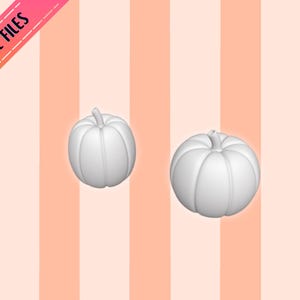 以下が含まれることがあります： 白い3Dプリントのかぼちゃが2つ。 畝のある側面と茎があります。 かぼちゃは、垂直のピーチと白のストライプの背景に配置されています。 テキスト「1:12 STL FILES」はピンク色のバナーにあります。