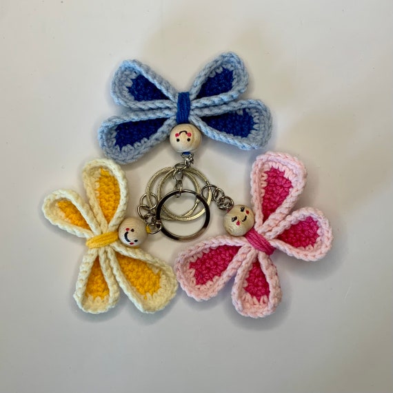 Portachiavi personalizzato a forma di croce di farfalla con iniziale e