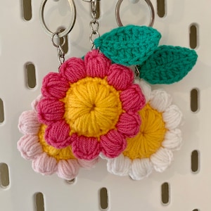 Crochet Daisy Keychain Pattern, Crochet Flower, Crochet Daisy, Flower Keychain, Daisy Keychain, Crochet Keychain Pattern, Mini Gift,