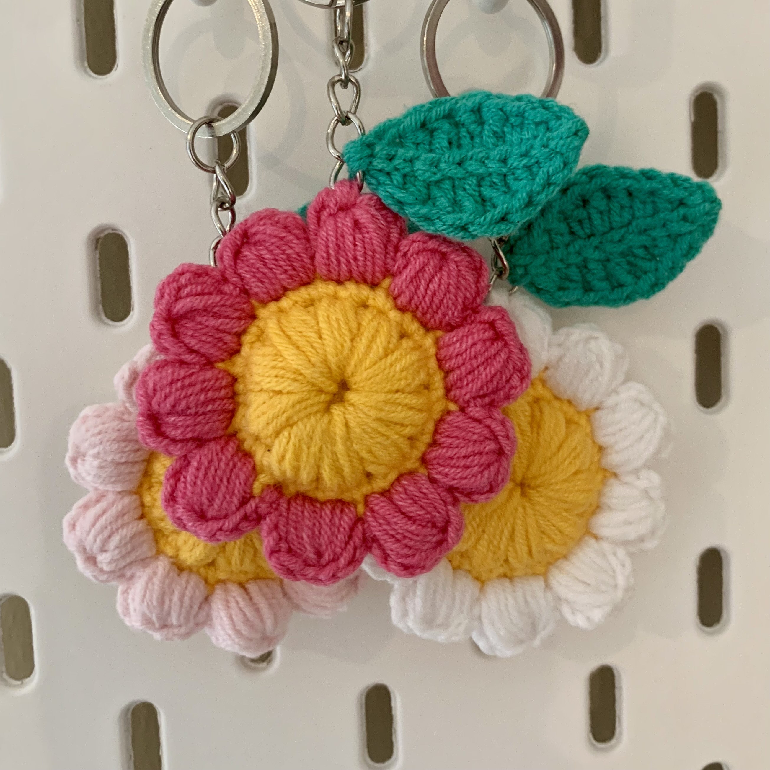 Tutorial charm portachiavi a fiore margherita | diy daisy keychain - c – Italian Macramè | Fiber art creations