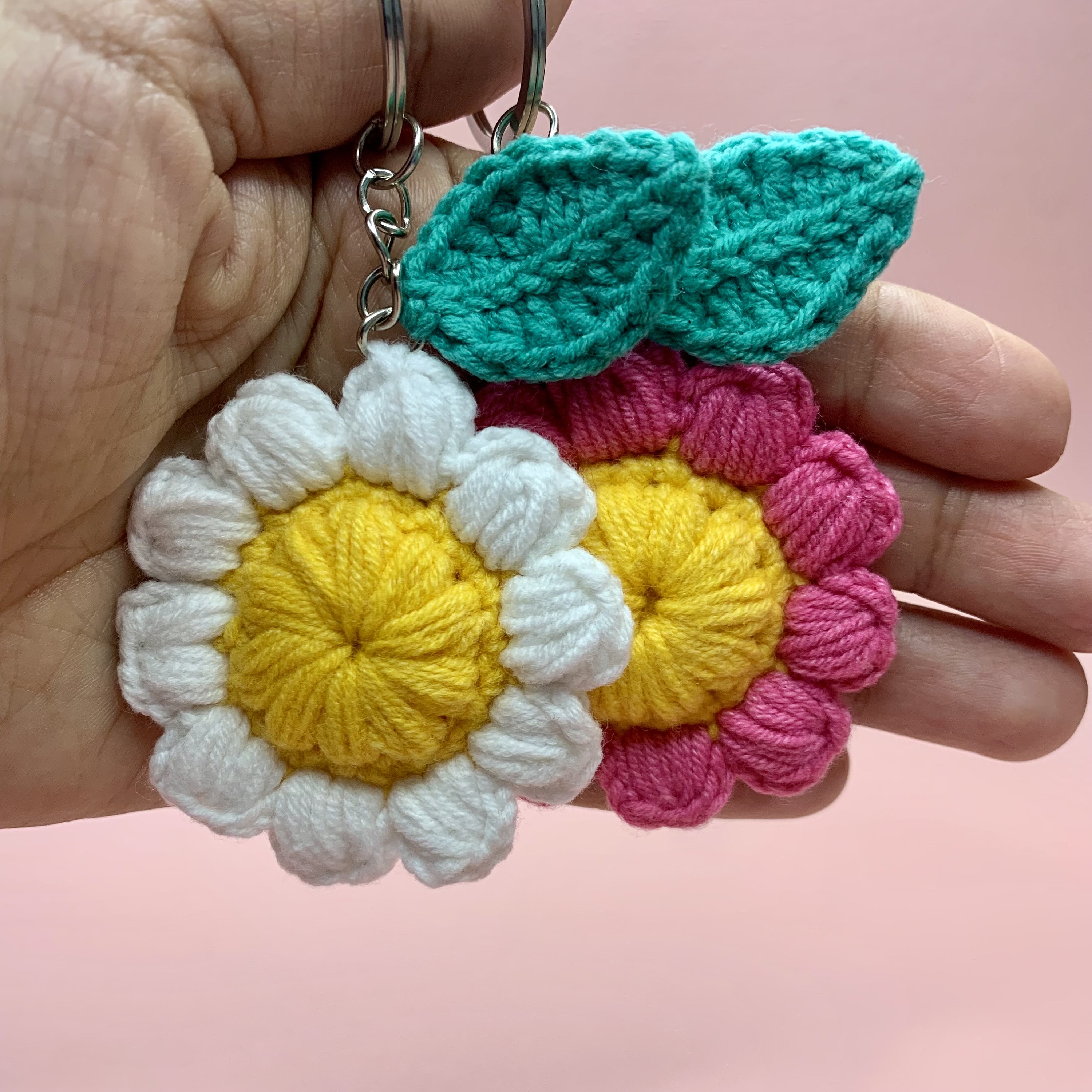 Portachiavi Margherita. Portachiavi all'uncinetto fatto a mano, ciondolo per borsa, accessorio floreale, idea regalo per gli amanti dei fiori, design semplice, periodo estivo - Italia