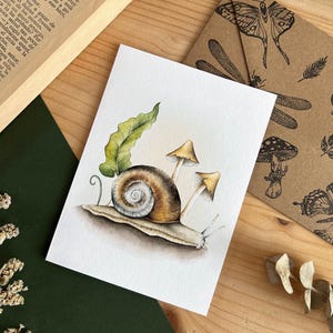 Carte escargot parmi les champignons, mini illustration d'animaux des bois, carte cottagecore, cadeau pour les amoureux de la nature