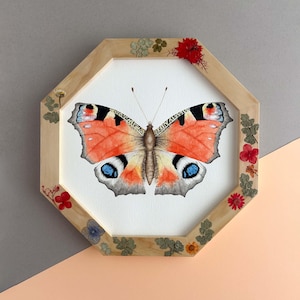 Quadro dipinto a mano, farfalla acquarellata con cornice in legno realizzata a mano con fiori secchi, quadro in legno per decorazione murale originale