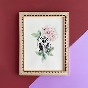 Handbeschilderde houten lijst met een originele aquareltekening van een kever en een roos, decoratief schilderij met een houten lijst met etnisch patroon