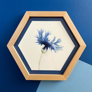 Cuadro de madera con acuarela original flor aciano pintado a mano, decoración pared en tonos azules con marco hexagonal, dibujo arte floral