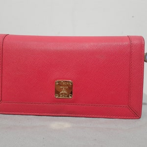 Cartera de cuero triple con cremallera roja MCM