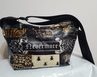 Pode incluir: Bolsa de ombro preta com um padrão decorativo e a palavra "Nevermore" em branco. A bolsa apresenta uma alça preta e um painel bege com ilustrações de besouros. A bolsa tem um fecho de correr.