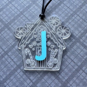 Adorno personalizado de la casa de pan de jengibre / Nombre de la letra del monograma / Adorno de letra mate azul en transparente