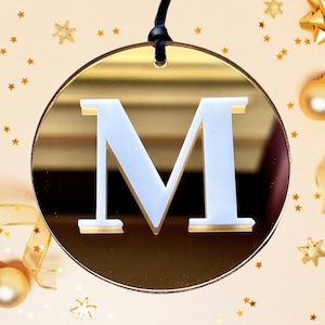Adorno personalizado de espejo monograma / Letra monograma / Espejo dorado y letra láser blanca mate
