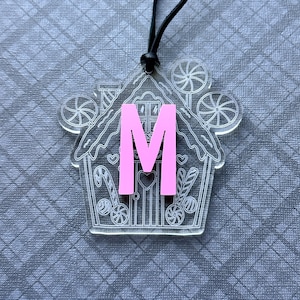 Adorno personalizado de la casa de pan de jengibre / Nombre de la letra del monograma / Adorno de letra mate rosa en transparente