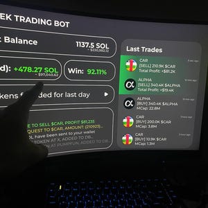 Könnte beinhalten: Ein Computerbildschirm zeigt ein Dashboard eines Kryptowährungs-Trading-Bots. Das Dashboard zeigt ein Wallet-Guthaben von 1137,5 SOL, einen Gewinn von +478,27 SOL und eine Gewinnrate von 92,11 %. Der Bildschirm zeigt auch eine Liste der letzten Trades, darunter Käufe und Verkäufe von CAR- und ALPHA-Token.