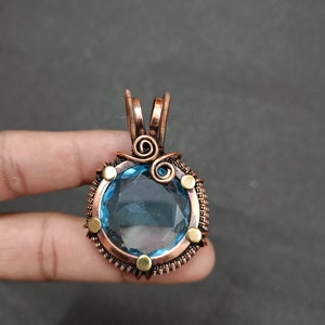 Handgemachter Kupferdraht Eingewickelter Schweizer Blautopas Anhänger