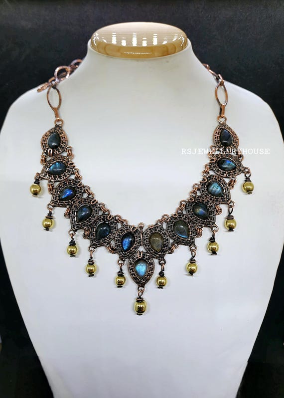 手作りの銅製ラブラドライトネックレス：調節可能なワイヤーラップ宝石