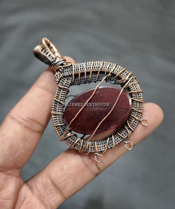 Ciondolo in labradorite rossa con filo di rame avvolto, gioielli fatti a mano - Italia