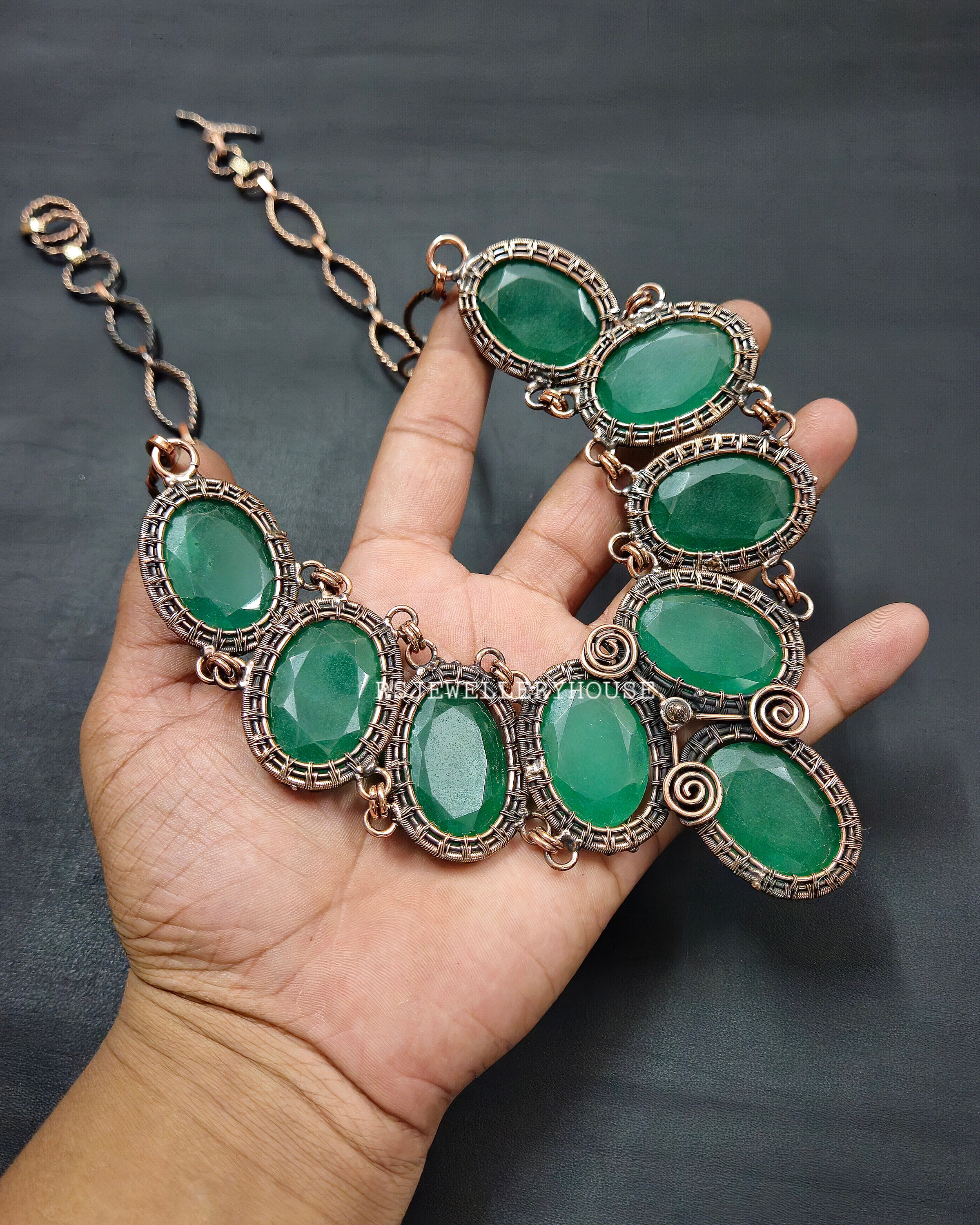 手作りの銅線で巻かれたザンビア産エメラルドネックレス - 調節可能