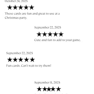 Op de afbeelding: Witte achtergrond met het woord "REVIEWS" in een vetgedrukte, zwarte letter en "Cards" in een scriptlettertype. Klantenrecensies met data en sterrenbeoordelingen worden weergegeven, met opmerkingen als "leuk en geweldig om te gebruiken" en "leuk om aan je spel toe te voegen".