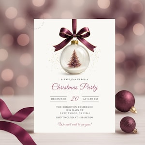 Op de afbeelding: Kerstfeestuitnodiging met een heldere glazen ornament met een kleine kerstboom. De uitnodiging heeft een bordeauxrode strik en de tekst "Kerstfeest" en details voor het evenement.