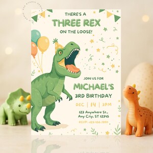 Op de afbeelding: Een verjaardagsuitnodiging met een groene dinosaurusillustratie. De tekst luidt "There's a Three Rex on the Loose!" en nodigt gasten uit voor Michaels 3e verjaardag op 14 december om 15.00 uur. Adres en RSVP inbegrepen.