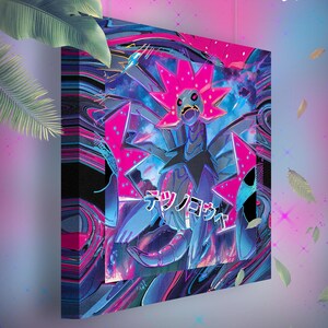 Könnte beinhalten: Ein lebendiger Leinwanddruck mit einem stilisierten Wesen in Pink-, Blau- und Lilatönen. Das Kunstwerk enthält japanischen Text und einen dynamischen, abstrakten Hintergrund. Die angezeigte Modellgröße beträgt 20x20 cm.