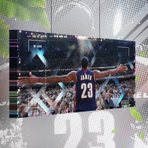 Könnte beinhalten: Leinwanddruck mit einem Basketballspieler mit dem Namen "JAMES" und der Nummer "23" auf seinem Trikot, die Arme zu einer jubelnden Menge ausgestreckt. Die Leinwand zeigt die Wörter "LIVE" und "EVENT SWEET". Die Leinwandgröße beträgt 40x20 cm.