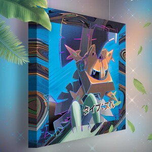 Puede incluir: Una ilustración digital de una criatura azul, verde y naranja con el texto japonés "タイプ:ヌル" sobre un fondo azul. La imagen mide 20 cm por 20 cm.