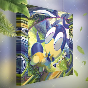 Puede incluir: Impresión en lienzo que representa un personaje de dibujos animados azul y amarillo, con texto japonés. La obra de arte está situada sobre un fondo de follaje verde. El lienzo mide 20x20 cm.