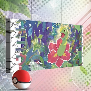 Könnte beinhalten: Leinwandkunst mit einer farbenfrohen Illustration eines grünen und roten Pokémon-Charakters in einer Dschungelkulisse. Mit japanischem Text und der Nummer 0154. Ein roter und weißer Pokéball ist im Vordergrund. Die Leinwand misst ca. 40x20 cm.