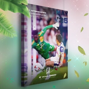 Peut inclure: Impression sur toile d'une scène de match de football avec des joueurs en action. L'impression comprend le texte "Tottenham Hotspur vs Manchester United" et "25 mai". La taille affichée est de 30x40 cm.