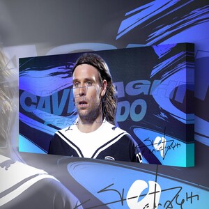 Può includere: Stampa su tela raffigurante un ritratto di una persona con i capelli lunghi, che indossa una camicia scura con dettagli bianchi. La tela presenta il testo "CAVAGH DO" e una firma. Lo sfondo è blu con pennellate astratte.