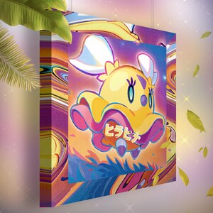 Könnte beinhalten: Lebendige Cartoon-Illustration auf Leinwand. Das Kunstwerk zeigt eine gelbe Kreatur mit großen Ohren und einem fließenden Umhang vor einem bunten Sonnenuntergang. Der japanische Text "ヒラヒナ" ist sichtbar. Die Leinwand misst 20x20 cm.