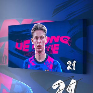 Può includere: Una stampa d'arte digitale che presenta un calciatore con una maglia blu e rosa con il testo "DE JONG" e "FRENKIE" in rosa. Il calciatore indossa una maglia blu e rosa con un motivo mimetico. Lo sfondo è blu con accenti rosa e bianchi. La stampa è disponibile in diverse dimensioni.