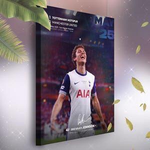 Peut inclure: Impression sur toile d'un joueur de football en maillot blanc et bleu marine, célébrant un but. L'impression comprend le texte "Tottenham Hotspur vs Manchester United" et "May 25". La signature du joueur et le texte "42' Brennan Johnson" sont également visibles.