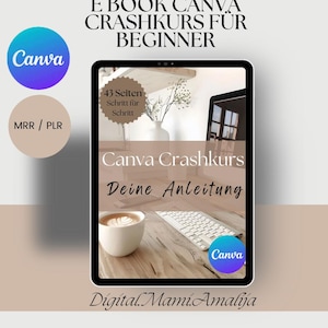 Könnte beinhalten: Ein digitales Tablet zeigt das Cover eines Canva Crashkurs E-Books. Das Cover zeigt einen Holztisch mit einer Tasse Kaffee, einer Tastatur und einer Pflanze. Der Text auf dem Cover lautet "Canva Crashkurs Deine Anleitung" und "43 Seiten Schritt für Schritt".