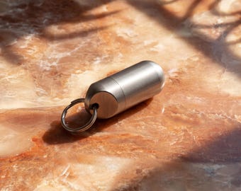 Porta capsule in metallo portatile e impermeabile / Porta pillole in acciaio inossidabile / Mini porta medicinali / Capsula portachiavi EDC / Flacone con sigillo impermeabile