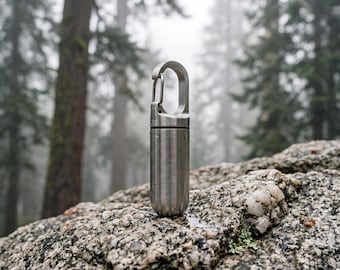 Llavero con cápsula de acero inoxidable / Pastillero hermético e impermeable (pequeño/grande)