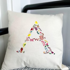 Carta bordada a mano Una funda de cojín, Funda de almohada de flores, Almohada decorativa para sofá, Almohadas de letras bordadas, Regalo personalizado