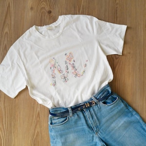 Camiseta bordada a mano, camiseta con bordado de mariposas, camiseta con letras personalizadas, camiseta ligera de verano de algodón, regalo para hija, ¡Listo!