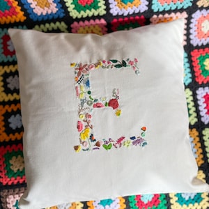 Funda de almohada letra E bordada, Funda de cojín flores de primavera, Elige tu letra, Flores bordadas, Almohada decorativa, Regalo personalizado
