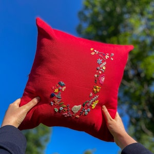 Funda de cojín con letra J bordada, Funda de almohada roja con flores, Regalo de bordado a mano, Funda de almohada decorativa con letras personalizadas, Listo para enviar