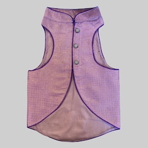 Könnte beinhalten: Eine violette Brokatweste mit einem Mandarinkragen und einer Reihe von dekorativen Knöpfen. Die Weste hat einen langen, spitzen Rücken.