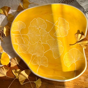 Piatto ceramica Ginkgo con decorazione a sgraffito