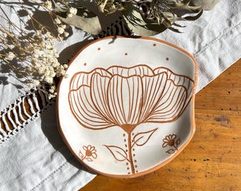 Magnolia ceramic plate in red terracotta with white sgraffito decoration