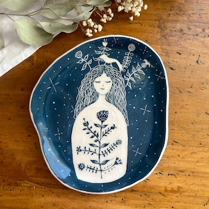 Plato de cerámica Femme con decoración esgrafiada