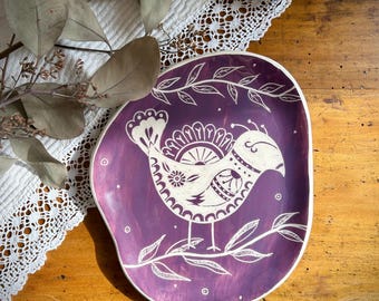 Assiette en céramique Ayam décorée en sgraffito