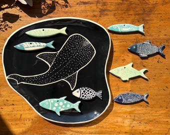 Piatto ceramica Squalo Balena con decorazione a sgraffito