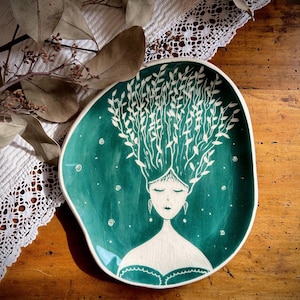 Keramikteller „Wiedergeburt“ mit Sgraffito-Dekor