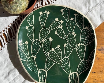 Prickly pear ceramic plate with sgraffito decoration