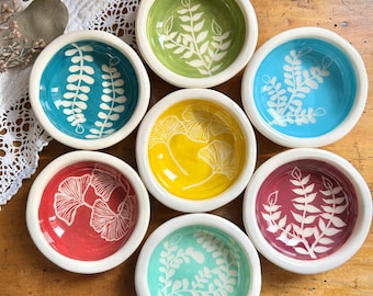 White + colored ceramic bowls with sgraffito decoration