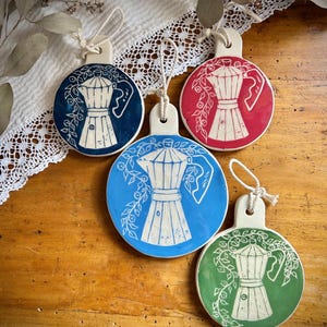 Witte keramische of rode klei mokkapot met sgraffito-decoratie