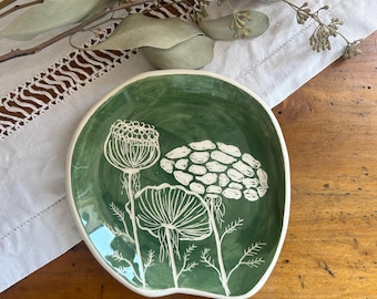 Carota Flower ceramic plate with sgraffito decoration